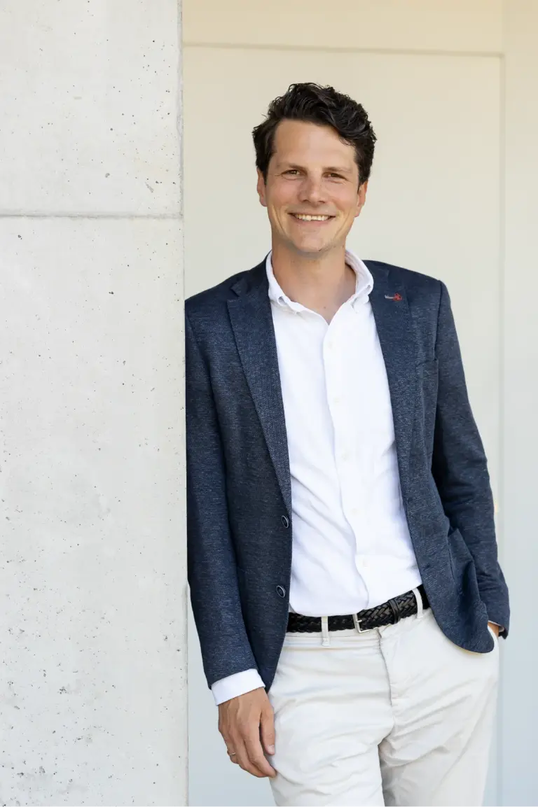 Ansprechpartner von Wohlfeil Immobilien vor dem Bürogebäude in Heilbronn