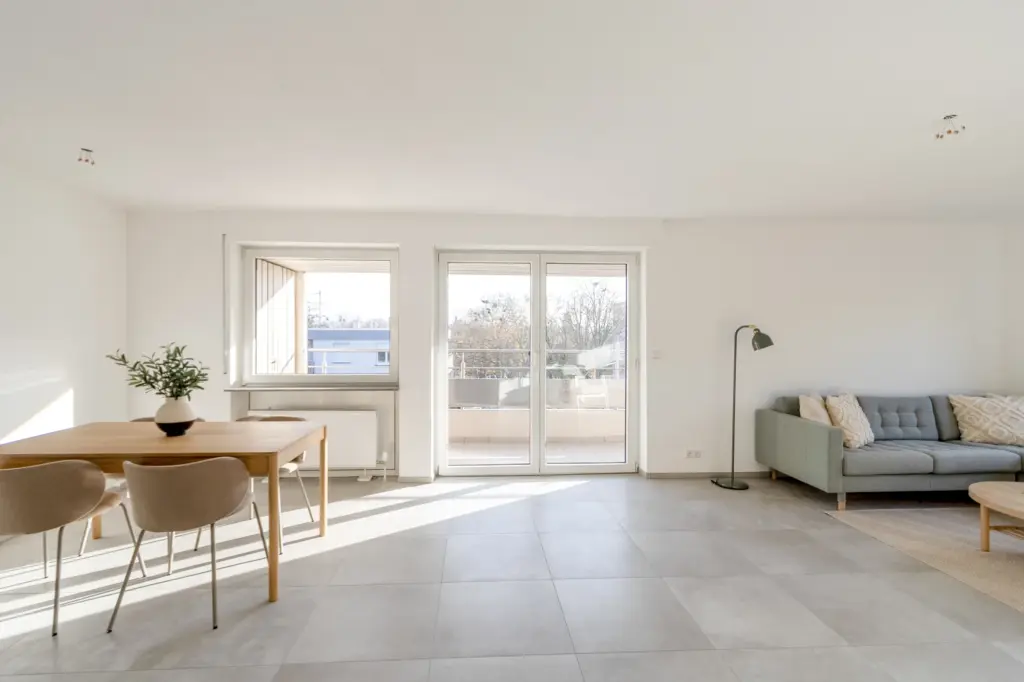 Wohn- und Essbereich mit Balkon in einer vermittelten Immobilie